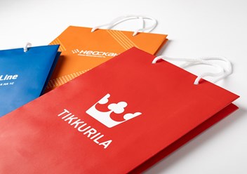 Пакеты бумажные с ламинацией, на веревочных ручках.