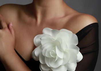 Брошь в виде цветка розы 
Цена 300-350 руб. 
Брошь станет стильным дополнением как к образу.  Броши в виде цветка в этом сезоне являются настоящим трендовым аксессуаром.