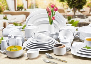 Посуда имеет белый цвет, белизна достигает 88%, изделия имеют утолщенный край, который защищает от трещин исколов при усилен