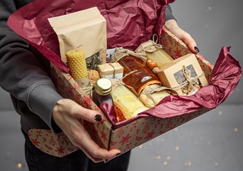 Подарочный набор с медом и орехами