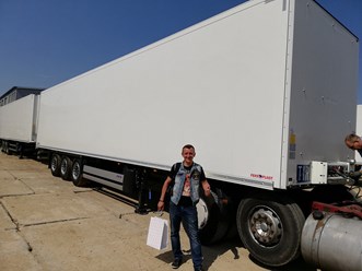 Изотермический полуприцеп SCHMITZ  уезжает к клиенту СГМ-ГРУПП (SGMTRUCKS.RU)