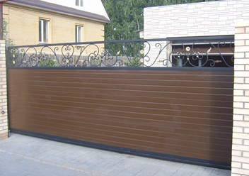 Откатные ворота, сэндвич-панель, ковка
