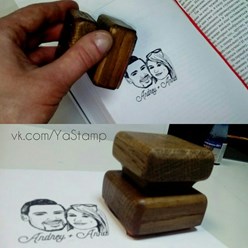 Заказать экслибрис по фотографии с дубовой деревянной оснасткой. YaStamp.ru