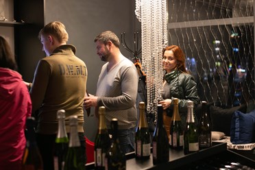 Дегустационный тур Истина в вине. Тур по лучшим винным заверениям города с проведением винной дегустации. Вы узнаете тонкости и секреты лучших сомелье и попробуете вкуснейшие вина!