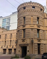 Здание музея, вход