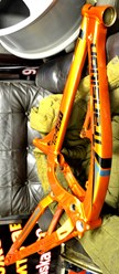 Покраска вело байка в candy orange с нанесением логотипов сделано в Маэстро СПб