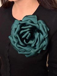 Брошь в виде цветка розы 
Цена 300-350 руб. 
Брошь станет стильным дополнением как к образу.  Броши в виде цветка в этом сезоне являются настоящим трендовым аксессуаром.
