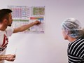 Подготовка к ОГЭ по химии, преподаватель объясняет определение кислотности по лакмусовой бумажке