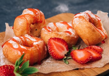 Яркий ягодный вкус клубники, помноженный на изысканность классического пончика, откроет вашему сознанию новые границы удовольствия .
