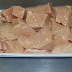 Вымя говяжье используют в основном в вареном виде. Это достаточно калорийный продукт, за счет содержания в вымени остатков жирного молока, которое при убое животного остается в вымени в достататке