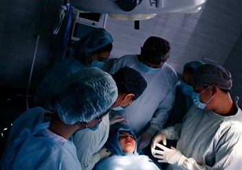 Кадры с операции в клинике пластической хирургии профессора Матеева в Бишкеке