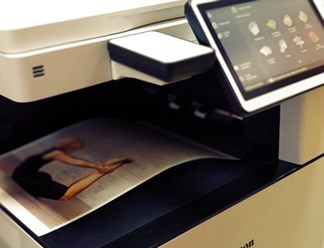 Цифровая печать подходит для печати небольших тиражей, а так же единичных экземпляров продукции. Так же часто используется для печати фотографий, приглашений и некоторых видов многостраничных изделий.