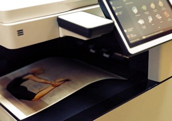 Цифровая печать подходит для печати небольших тиражей, а так же единичных экземпляров продукции. Так же часто используется для печати фотографий, приглашений и некоторых видов многостраничных изделий.