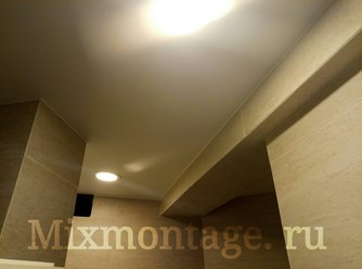 Натяжной потолок в ванной,монтаж по керамограниту