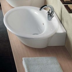 Раковина нa 65 см HATRIA SCULTURE Y0LZ01, под смеситель нa одно отверстие. Конструктивная и универсальная раковина с возможностью установки нa стене с помощью креплений.