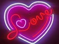 Яркие неоновые вывески «сердце love» могут хорошо вписаться в ночной клуб в день святого Валентина, чтобы освещать места в углу, на диванчике. А кому-то она напомнит о жвачке детства «love is».