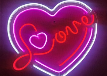 Яркие неоновые вывески «сердце love» могут хорошо вписаться в ночной клуб в день святого Валентина, чтобы освещать места в углу, на диванчике. А кому-то она напомнит о жвачке детства «love is».