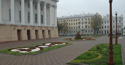 Мывыполняем:
1)Выезд на объект и замер
2)Подсчет количества брусчатки
3)Подготовку основания с последующей укладкой брусчатки 
5)Демонтаж старого покрытия по необходимости 
6)Установка бордюра