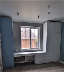 Обустройство учебного места, который включает в себя письменный стол, место для хранения учетных принадлежностей и книг, а также платяной шкаф для вещей. Каркас ЛДСП EGGER, фасады МДФ пленка ПВХ