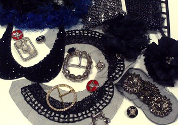 Нарядная фурнитура: пряжки и пуговицы со стразами SWAROVSKI, тесьма с пайетками, броши.