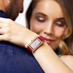 Часы НИКА LADY. 
Серебряный прямоугольный корпус, блестящие искры фианитов и красный лаковый ремешок превратились в очаровательное ювелирное украшение, призванное стать вашим любимым аксессуаром.
