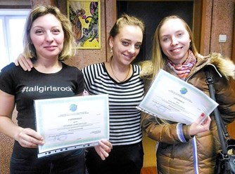 Ученицы с педагогом Кристиной Карш после успешного прохождения курса "Косоплетение".