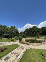 зона отдыха у пруда с беседками
