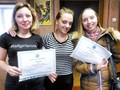 Ученицы с педагогом Кристиной Карш после успешного прохождения курса "Косоплетение".