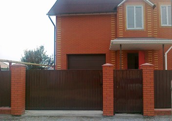Откатные ворота с заполнением профлистом