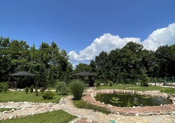 зона отдыха у пруда с беседками