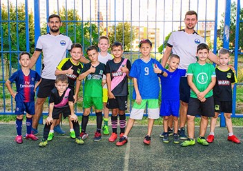 Федор Дмитриевич и Никита Николаевич с ребятами после тренировки