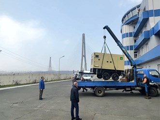 Разгрузка передвижного дизельного генератора ТОРГСИН на двуосной тележке,  изготовленного по заказу РОСМОРТПОРТ