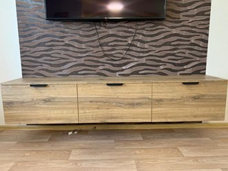 Тумба под телевизор изготовлена полностью из ЛДСП