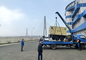 Разгрузка передвижного дизельного генератора ТОРГСИН на двуосной тележке,  изготовленного по заказу РОСМОРТПОРТ