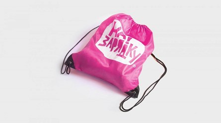 Нанесения логотипа Торговой Марки на детскую сумку (Мерч).
Дизайн упаковки &quot;НА ЗАРЯДКУ!&quot;.