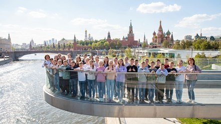 Школьная группа на экскурсии в парке Зарядье, Москва