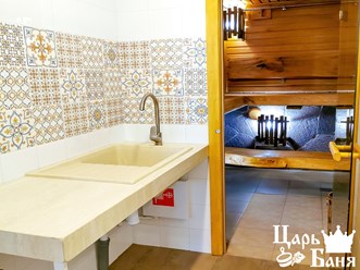 Русский зал в комплексе Царь Баня
Для Вас:
- Жаркая парная из липы
- Большой бассейн с гидромассажем
- Зона отдыха
- Душевая