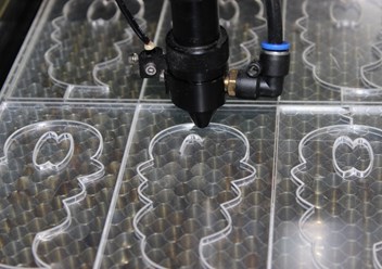 лазерная резка оргстекла