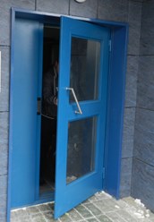 Вид снаружи 
 Двери двухконтурные с электромагнитным замком в притворе.  Со стеклопакетом.