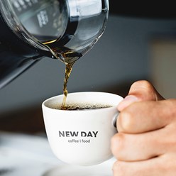 Логотип и фирменный стиль для сети кофеен &#171;New day&#187;, в рамках комплексной услуги - разработка бренда.
⚫️ РГ Мелехов и Филюрин