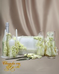 В набор входят следующие свадебные аксессуары:

Свадебные бокалы
Семейный очаг
Сундук для денежных подарков
Лопатка и нож для свадебного торта
Украшения для бутылок шампанского