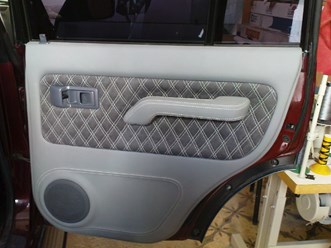 Toyota Prado 90. Перетяжка дверных карт немецкой кожей в комбинации с итальянской алькантарой.