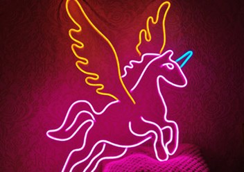 Неоновая вывеска «Единорог» - отличная декорация для комнаты маленькой принцессы, которая добавляет в комнату элемент из сказки, освещая комнату в ночное время и развивая детскую фантазию.