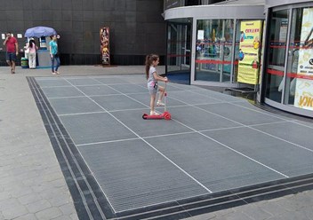Прессованный настил с ячейкой 33*11 на входной группе торгового центра