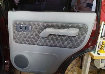 Toyota Prado 90. Перетяжка дверных карт немецкой кожей в комбинации с итальянской алькантарой.