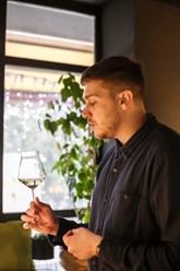 Дегустационный тур Истина в вине. Тур по лучшим винным заверениям города с проведением винной дегустации. Вы узнаете тонкости и секреты лучших сомелье и попробуете вкуснейшие вина!