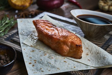 Стейк из лосося - Нежный стейк из филе лосося с ароматными специями, приготовленный на углях, подаётся с соусом «Наршараб» | https://gotovitmama.ru/shashlyki/shashlyk-iz-ryby/stejk-iz-lososya.html