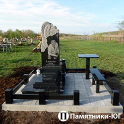 Мемориальный комплекс изготовлен и установлен нами в 2019 году.

Индивидуальный характер этому гранитному памятнику придается резной формой "Скорбящий ангел".