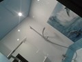глянцевый натяжной потолок в ванной