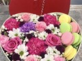 Романтичный подарок — это букет в коробочке формы сердца, наполненный ароматными цветами и сладким печеньем &quot;Макарони&quot;.